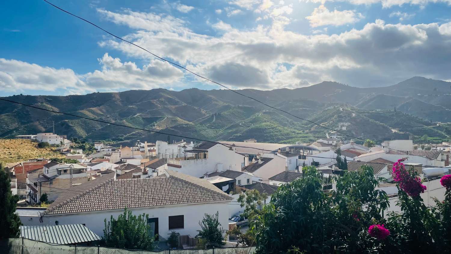 CASA DE PUEBLO DE UNOS 65 M2 Y 840 M2 DE PARCELA EN BENAMARGOSA