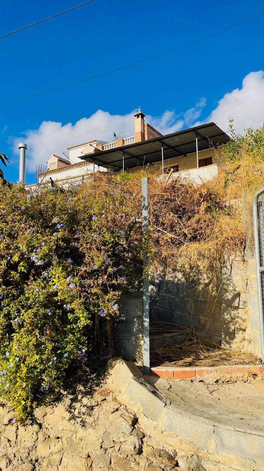 CASA DE PUEBLO DE UNOS 65 M2 Y 840 M2 DE PARCELA EN BENAMARGOSA