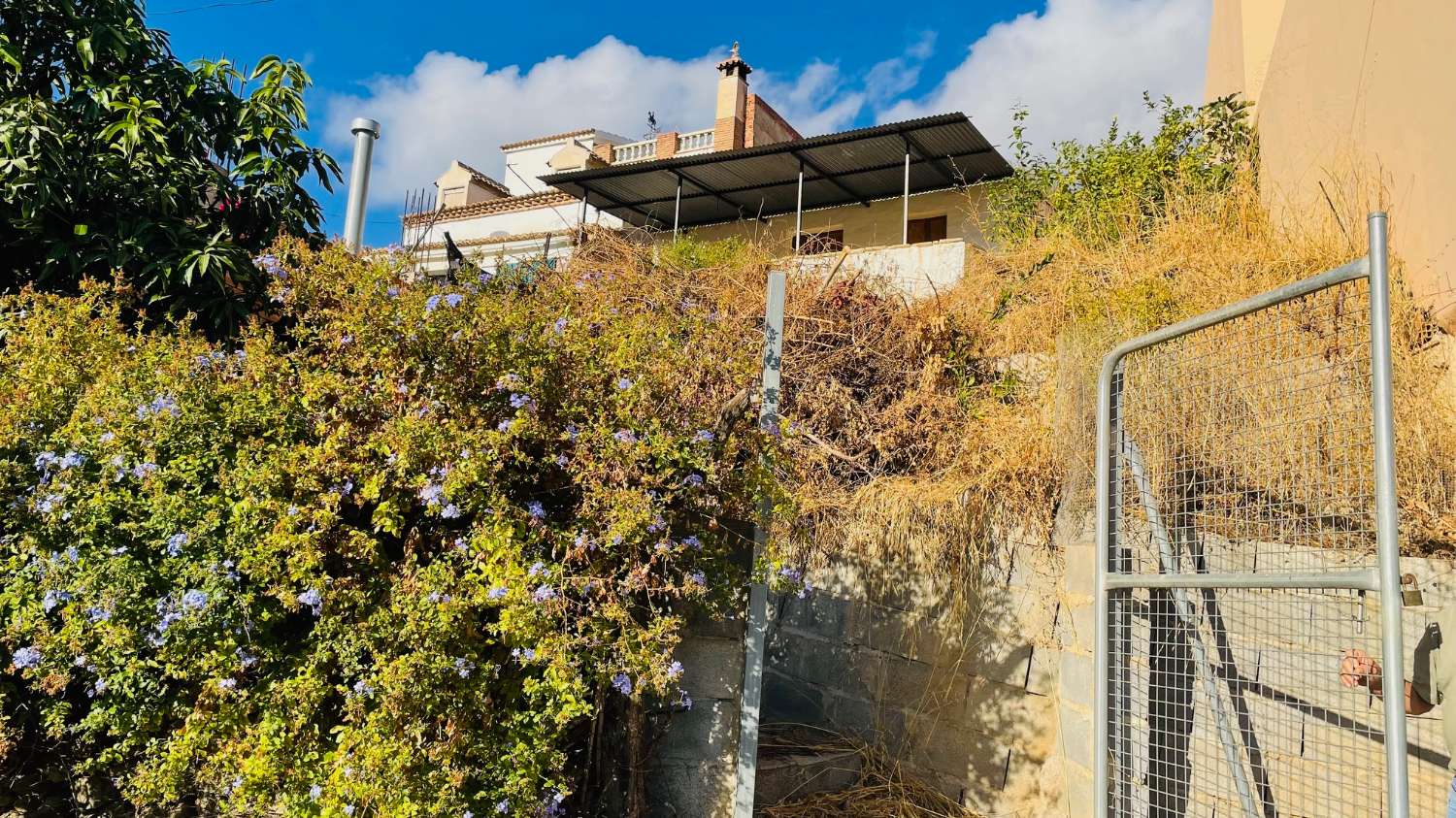 CASA DE PUEBLO DE UNOS 65 M2 Y 840 M2 DE PARCELA EN BENAMARGOSA