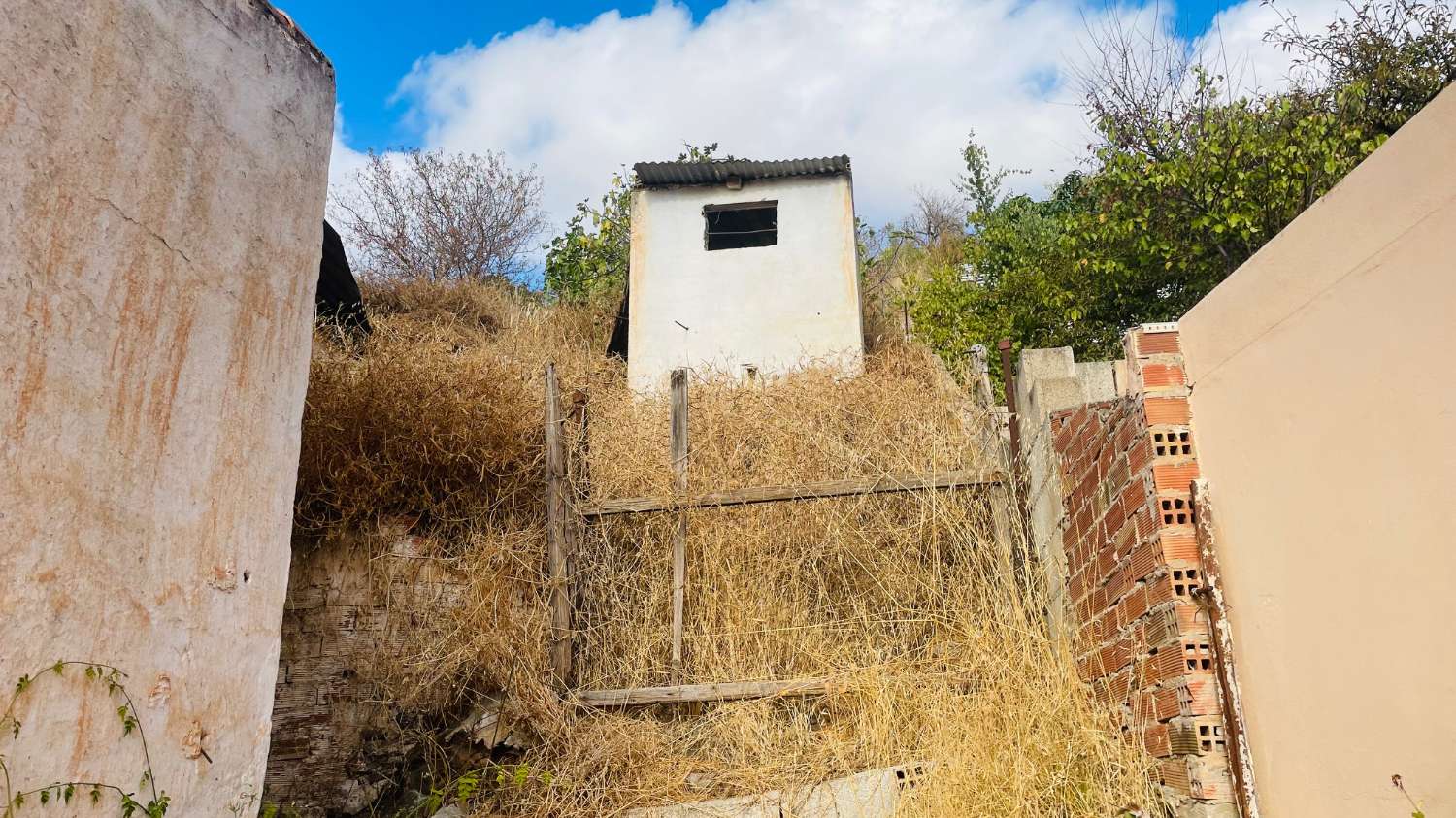 CASA DE PUEBLO DE UNOS 65 M2 Y 840 M2 DE PARCELA EN BENAMARGOSA