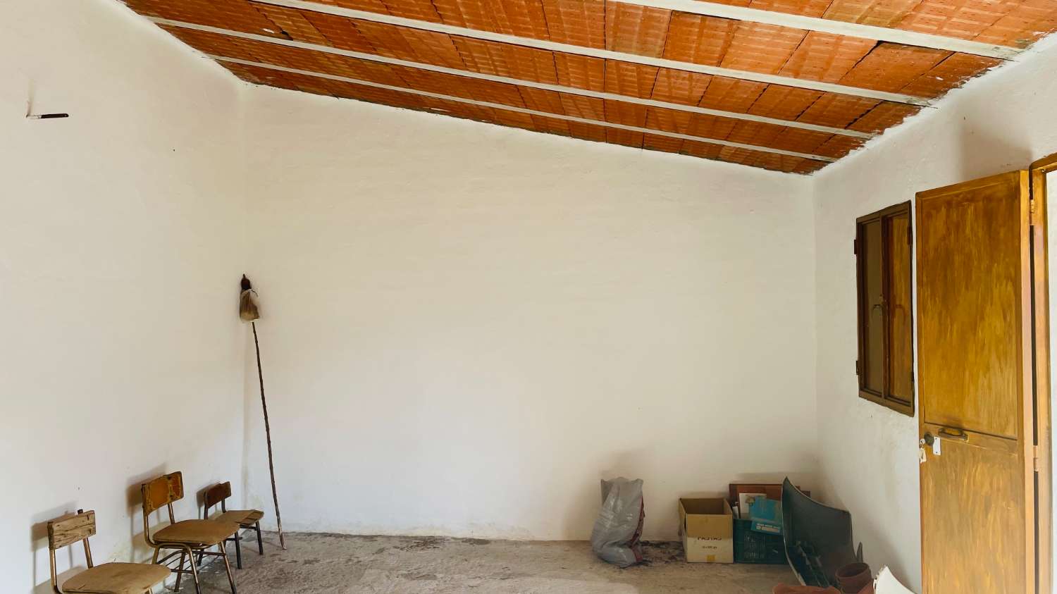 CASA DE PUEBLO DE UNOS 65 M2 Y 840 M2 DE PARCELA EN BENAMARGOSA