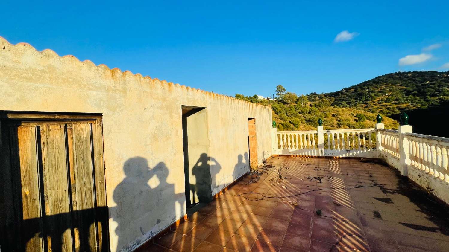 CHALET EN LOS ROMANES DE 177 M2 PARA TERMINAR CON PARCELA DE 13.800 M2 CON OLIVOS