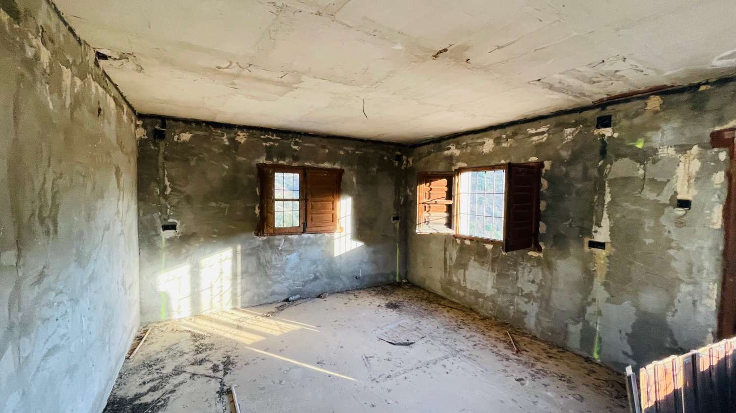 CHALET EN LOS ROMANES DE 177 M2 PARA TERMINAR CON PARCELA DE 13.800 M2 CON OLIVOS