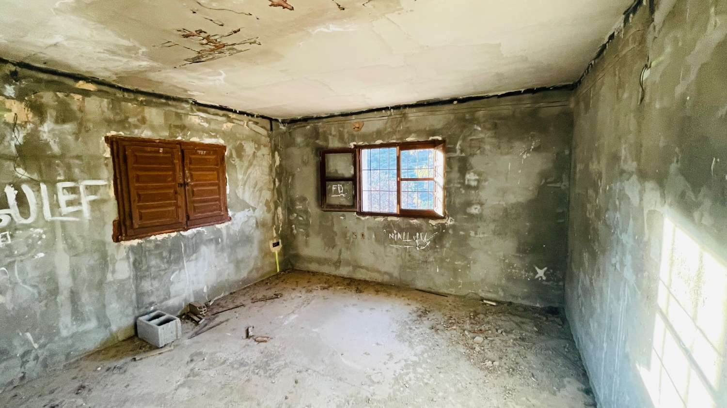 CHALET EN LOS ROMANES DE 177 M2 PARA TERMINAR CON PARCELA DE 13.800 M2 CON OLIVOS