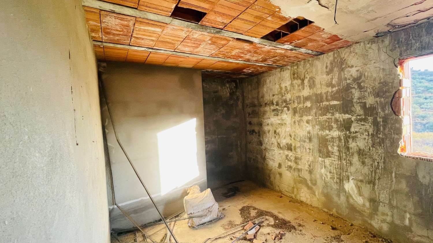 CHALET EN LOS ROMANES DE 177 M2 PARA TERMINAR CON PARCELA DE 13.800 M2 CON OLIVOS